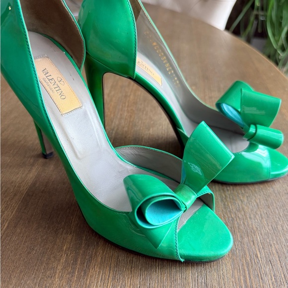 Valentino Green Patent Peep-Toe Heel with Bow Accent - Picture 6 of 7